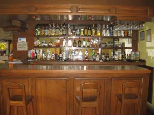 un bar con 2 sillas y botellas de alcohol en Hotel Posada Andaluz, en Xochitepec