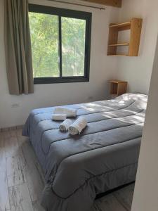 a bedroom with two beds with towels on them at Cabañas Nido Escondido in Villa Ciudad Parque