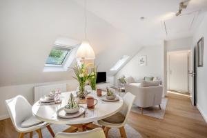 a living room with a white table and chairs at Ferienwohnung Nordic Stay Bäk in Bäk