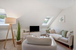 a living room with a couch and a tv at Ferienwohnung Nordic Stay Bäk in Bäk