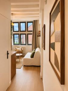 a living room with a couch and a window at Saint Maclou Plein Centre Rouen Malpalu - Linge & Ménage Inclus in Rouen