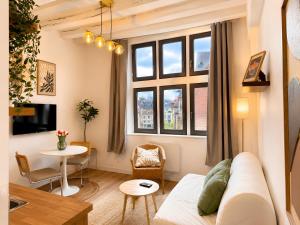 a living room with a couch and a table at Saint Maclou Plein Centre Rouen Malpalu - Linge & Ménage Inclus in Rouen