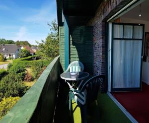 a small table on the balcony of a house at Urlaubslust Ferienhaus 12 in Trassenheide
