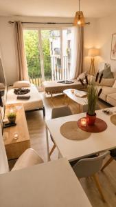 a living room with a couch and a table at Élégant T2 à La Queue en Brie in La Queue-en-Brie