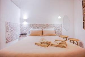 a bedroom with a bed with towels on it at B&B Fontanella 32 in Porto SantʼElpidio