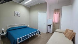 ein Schlafzimmer mit einem blauen Bett und einem Fenster in der Unterkunft All'Uliveto in Santa Maria di Licodia + 37 Fotos