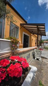 ein Haus mit einem Blumenstrauß davor in der Unterkunft All'Uliveto in Santa Maria di Licodia