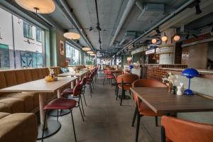 a restaurant with tables and chairs in a row at Comfort Hotel City in Gothenburg