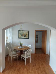 a dining room with a table and chairs at Ferienwohnung Gartentraum in Oberzent