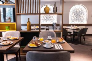 a dining room with tables and chairs with food on them at Holiday Inn Naples by IHG in Naples