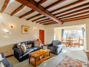 a living room with two couches and a table at Griff Head Cottage in Carlton