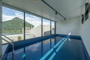 a swimming pool with a view of a mountain at Chuncheon Onda Poolvilla in Chuncheon