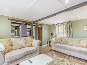 a living room with two couches and a table at Duck Island Cottage in Ringwood
