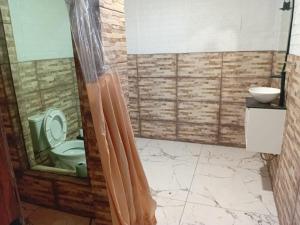 a bathroom with a shower with a toilet and a sink at Sitio Daniel in Mateus Leme +14 photos