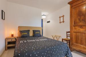 a bedroom with a bed with a blue comforter at Le Lavoir De Gras - Chambre d'hôte in Gras