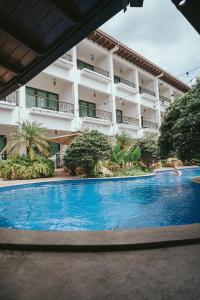 a large swimming pool in front of a building at Hotel Gran David in Santiago