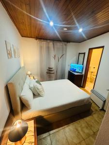 a bedroom with a bed and a couch in a room at Mountain View Guest House,Geres in Geres