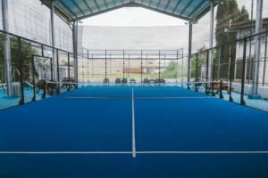 a tennis court in a building with a tennis court at Hotel Gran David in Santiago