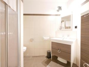 a bathroom with a sink and a toilet at 61 m2 Erdgeschosswohnung mit eigenem Parkplatz vorm Haus in Osnabrück +13 photos