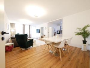 a dining room and living room with a table and chairs at 61 m2 Erdgeschosswohnung mit eigenem Parkplatz vorm Haus in Osnabrück