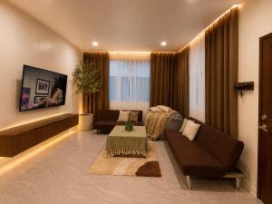 a living room with a couch and a table at DOS Unica Hija Hometel by TahZora in Valencia