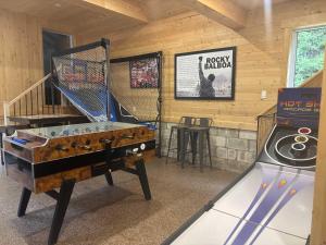 a game room with a ping pong table and a table at Spa Lake & Miller Zoo - Oppy Shack in Frampton