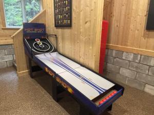 a game room with a pinball machine in a room at Spa Lake & Miller Zoo - Oppy Shack in Frampton