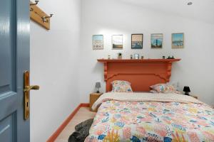 a bedroom with a bed with a wooden headboard at Gîte de la Barrière in Sainte-Gemme