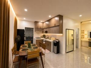 a kitchen and dining room with a table and chairs at DOS Unica Hija Hometel by TahZora in Valencia