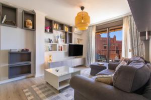 a living room with a couch and a tv at Veras Home in La Tejita