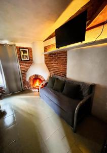 a living room with a couch and a fireplace at La Misión Cabañas Chignahuapan in Chignahuapan