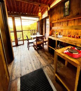 a kitchen and dining room of a log cabin at La Misión Cabañas Chignahuapan in Chignahuapan