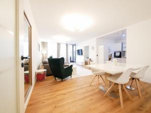 a dining room and living room with a table and chairs at 61 m2 Erdgeschosswohnung mit eigenem Parkplatz vorm Haus in Osnabrück