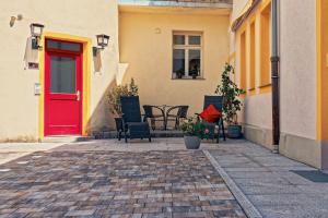 a red door on a building with a table and chairs at Smart-Apartment in Bamberg in Bamberg +7 photos