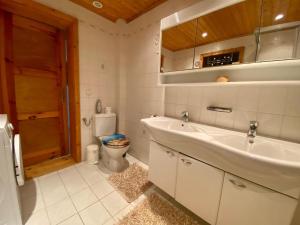 biała łazienka z umywalką i toaletą w obiekcie Living With Charm w mieście Stadtilm +36 zdjęć