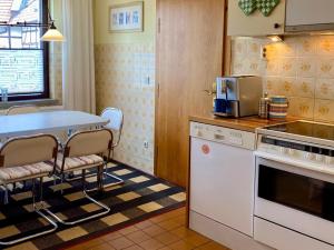 kuchnia ze stołem i kuchenką mikrofalową w obiekcie Living With Charm w mieście Stadtilm