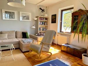 salon z kanapą i stołem w obiekcie Living With Charm w mieście Stadtilm
