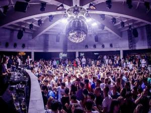 een grote menigte mensen in een grote kamer bij Apartments Villa Herak in Poreč +72 foto's