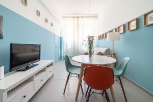 a living room with a table and chairs and a tv at Maréa apartments - Sul mare 2 in Alba Adriatica