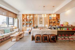 a living room with a table and a couch at 闲山民宿 CosyValley Inn in Hangzhou
