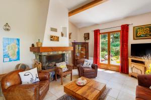 a living room with leather furniture and a fireplace at Gite Mare e Monti in Vico