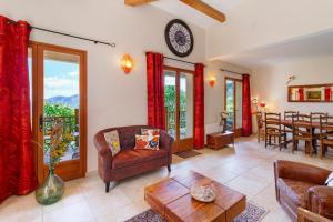 a living room with a couch and a table at Gite Mare e Monti in Vico