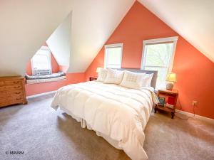 a bedroom with a large bed in an attic at Shady Lane Retreat in Waitsfield