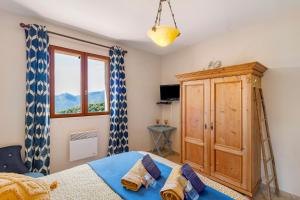 a bedroom with a bed and a window and a ladder at Gite Mare e Monti in Vico