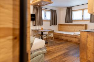 ein Hotelzimmer mit einem Bett und einem Tisch in der Unterkunft I Cavezàl in Valdisotto
