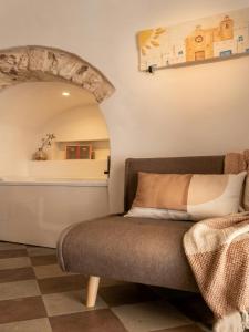 a room with a couch and a mirror at La Suite di Alizeh in Ostuni