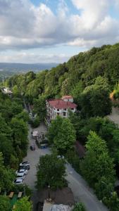 an aerial view of a parking lot with a building at Mersu Ala Konak Otel maşukiye sapanca in Kocaeli