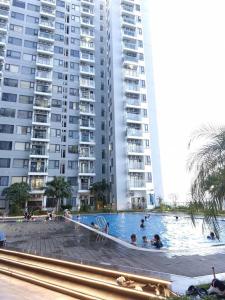 a swimming pool in front of a large building at Hiền Apartment in Thôn Văn Dương