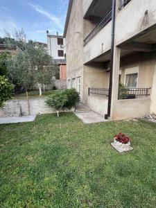 a yard of a building with a bunch of flowers at Apartman Vera in Sušćepan