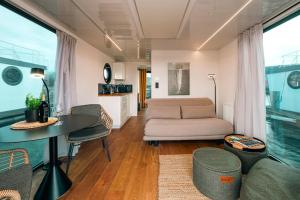 a living room with a couch and a table at Sea Lodge in Vieregge